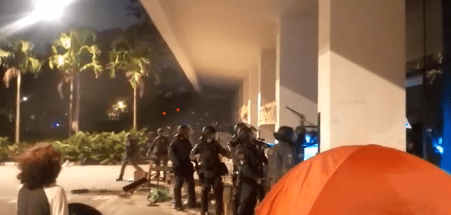 Polícia Militar retira estudantes da USP em operação violenta