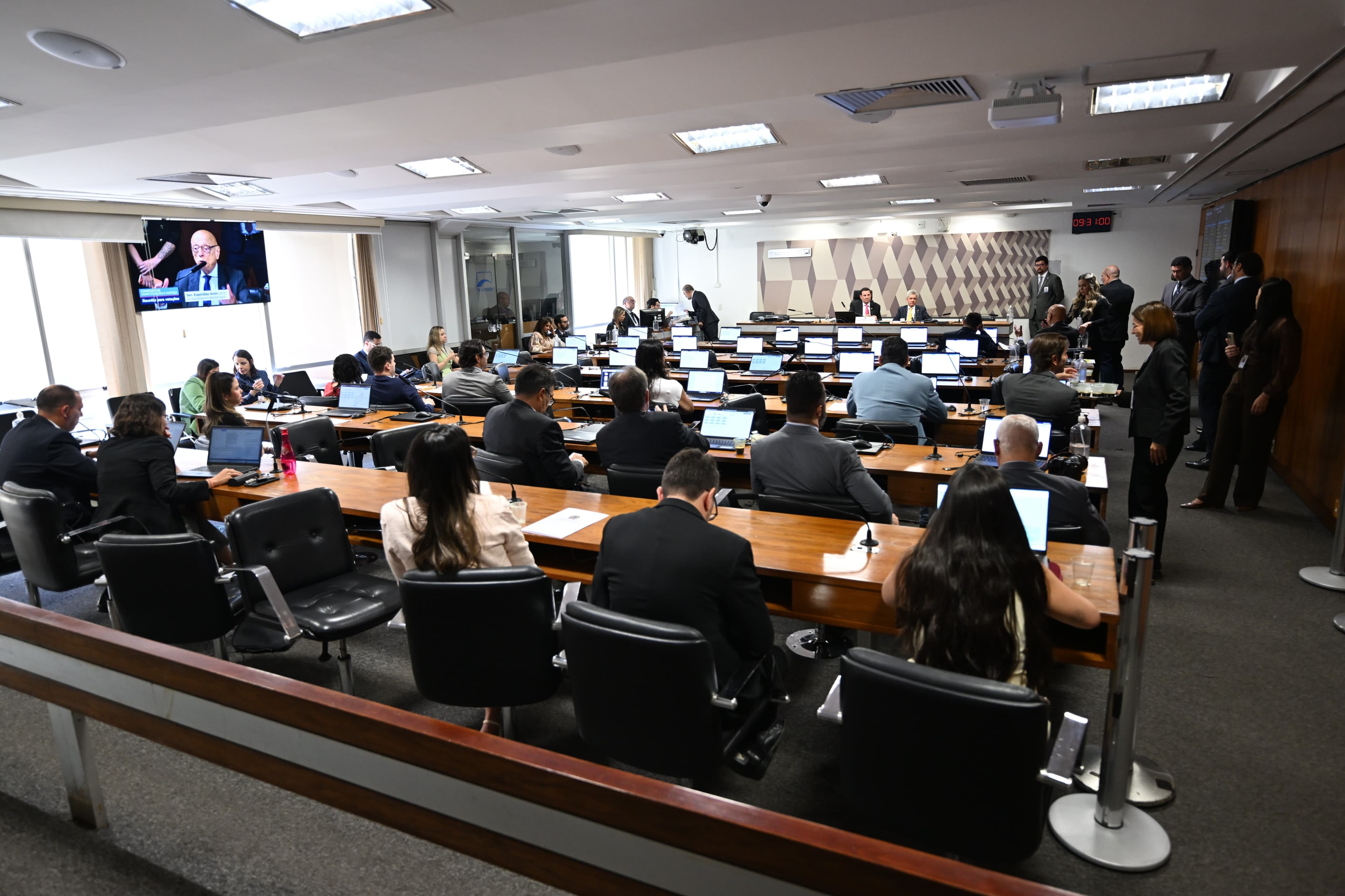 Senado aprova PEC da Segurança Pública, mas votação no plenário é incerta
