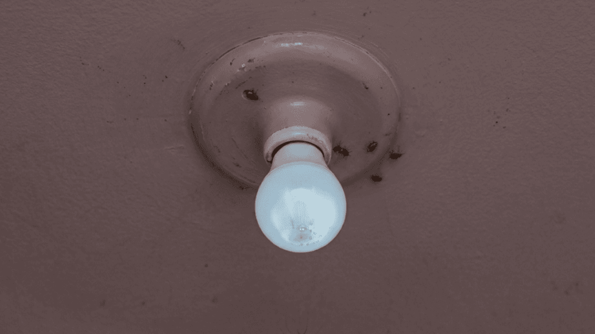Lâmpada LED pode permanecer acesa devido a falhas elétricas