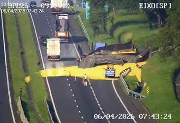 Acidente com carreta de soja interrompe rodovia em Itirapina