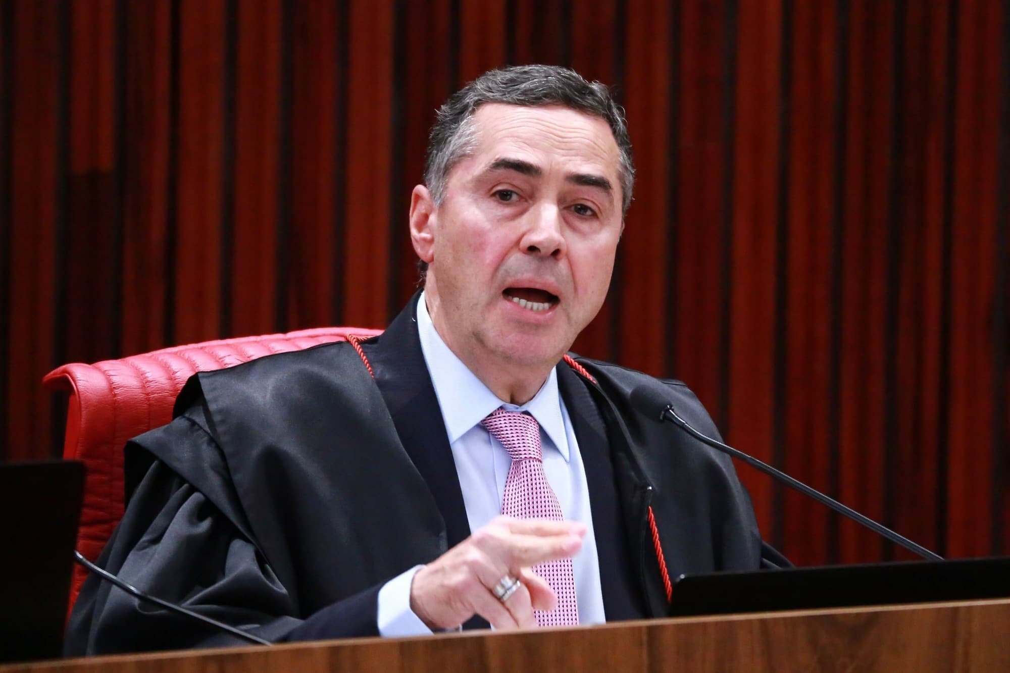 Luís Roberto Barroso não assina carta de apoio a Edson Fachin