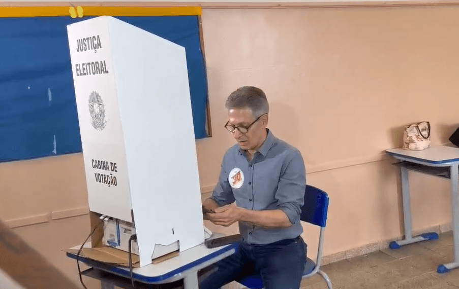 Romeu Zema é flagrado com celulares durante votação em Araxá