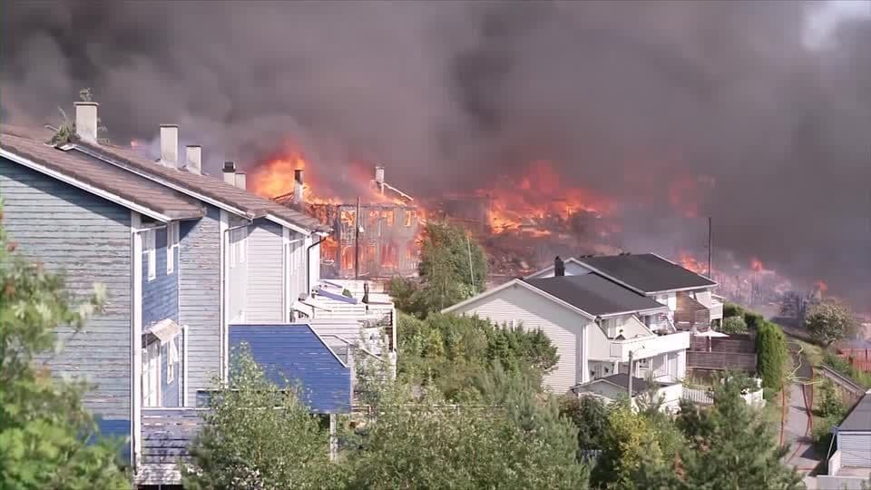 Incêndio devastador em Drammen destrói mais de 100 casas