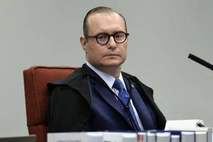 Ministro Zanin vota contra denúncia de monitoramento por Bolsonaro