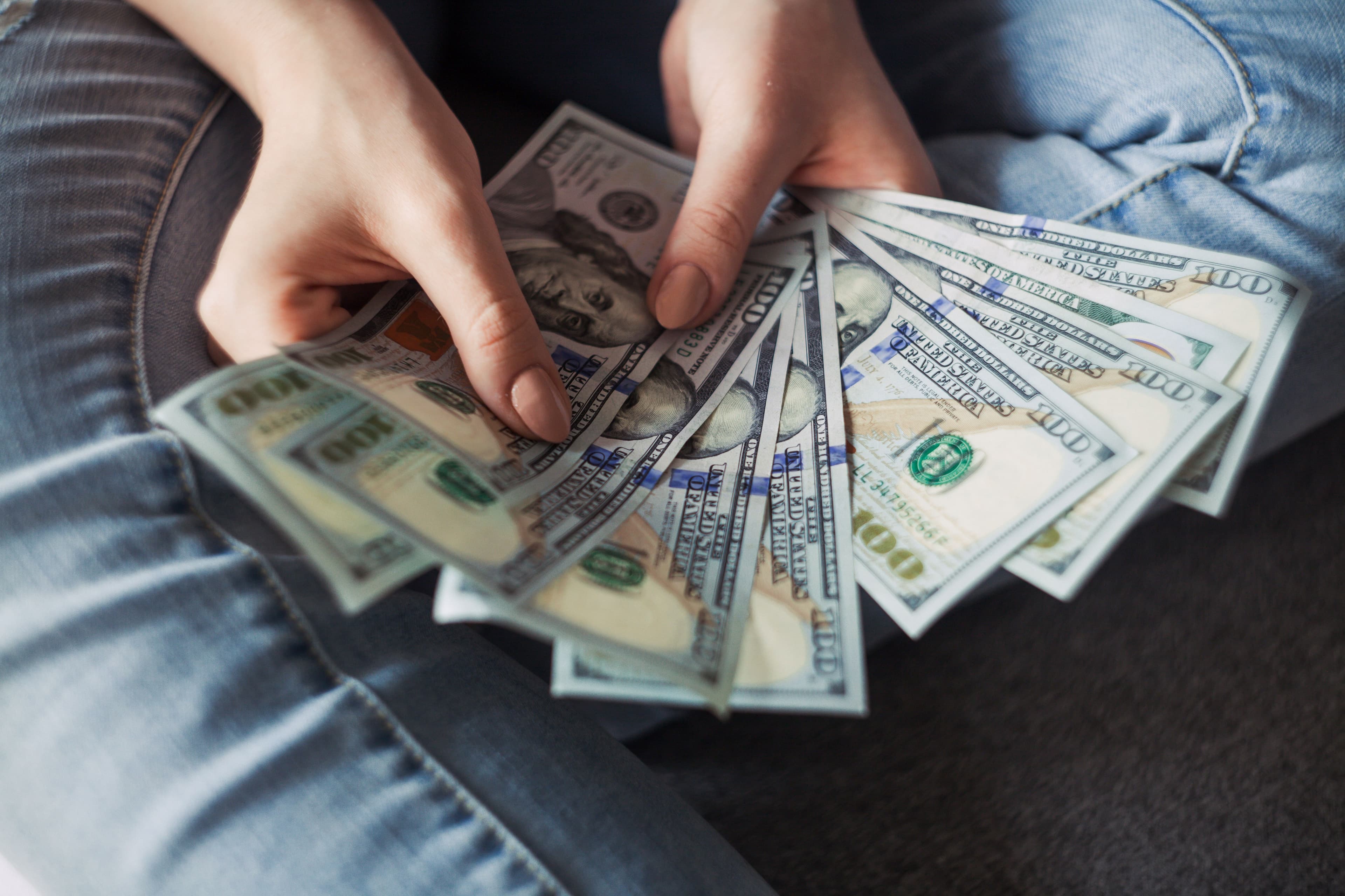 Dólar oscila com negociações EUA-Irã e cenário econômico no Brasil