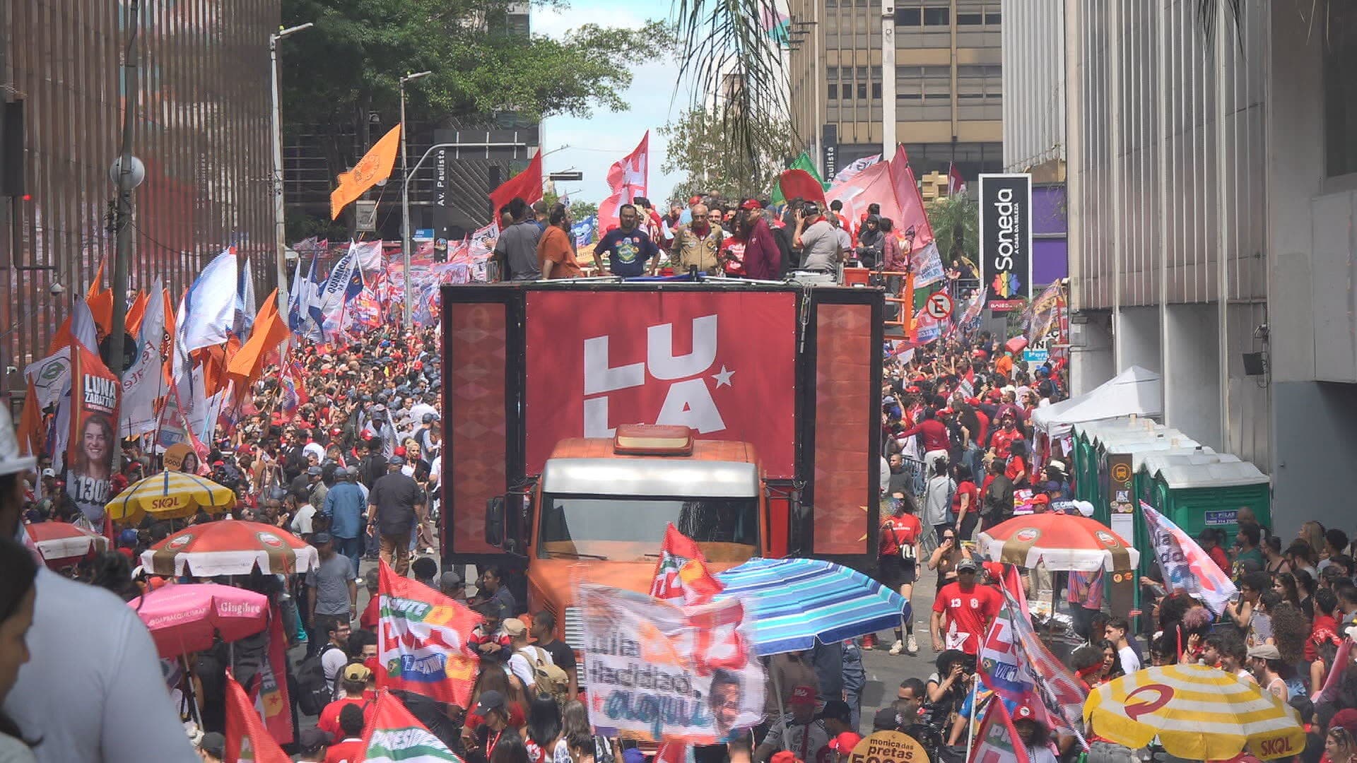 Lula acusa rival de ser chefe de quadrilha em ato de campanha em SP