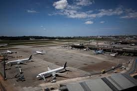 Boeing 737 faz pouso de emergência no Aeroporto de Guarulhos