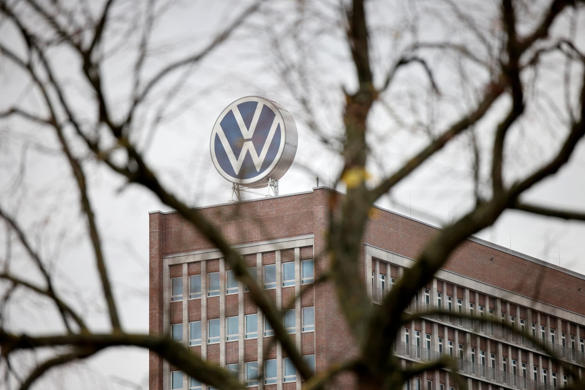 Volkswagen enfrenta protestos em reunião decisiva sobre cortes de empregos
