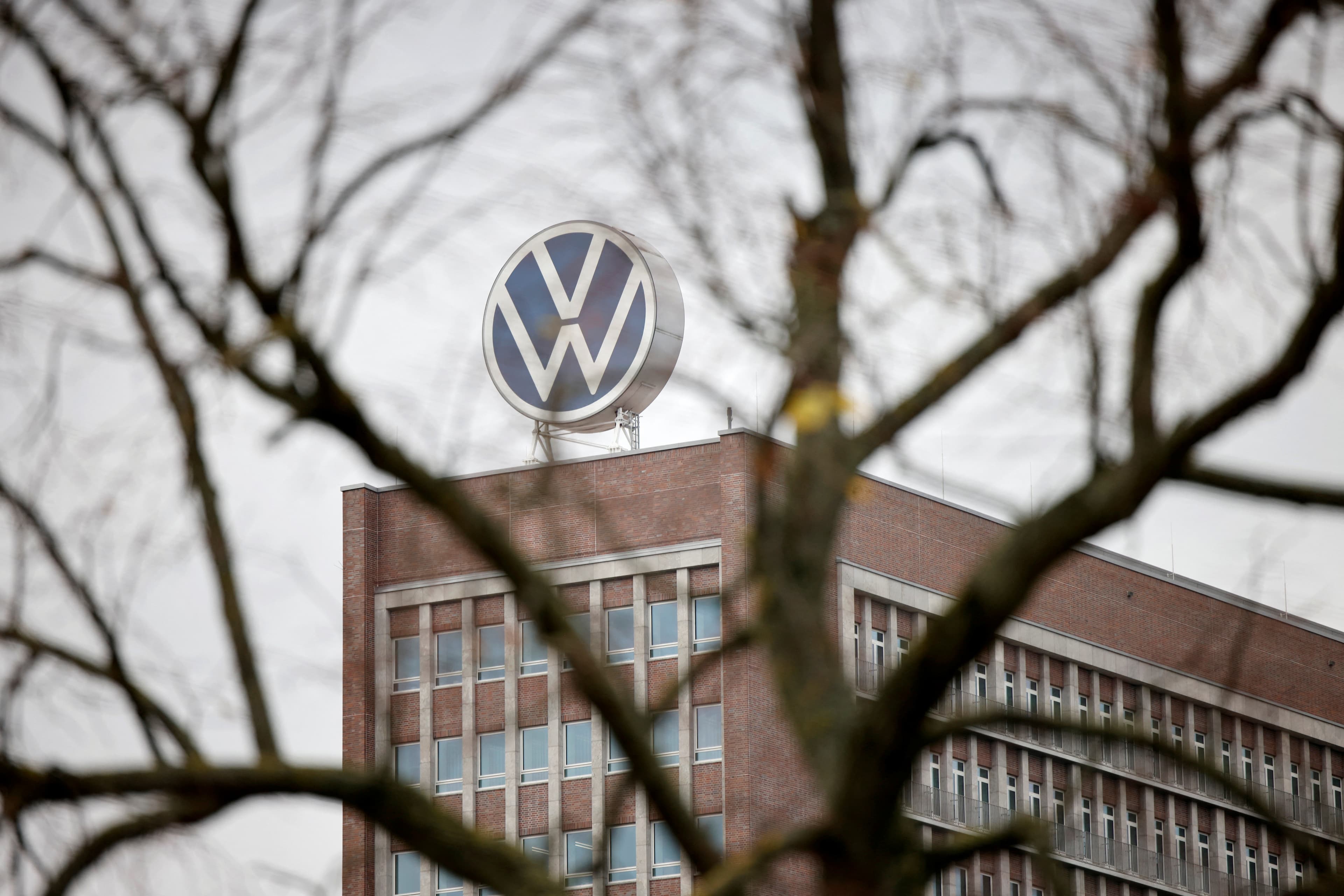 Volkswagen enfrenta protestos em reunião decisiva sobre cortes de empregos