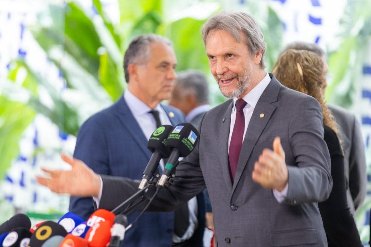 PT apoia CPMI para investigar Flávio Bolsonaro e relações com fraudes