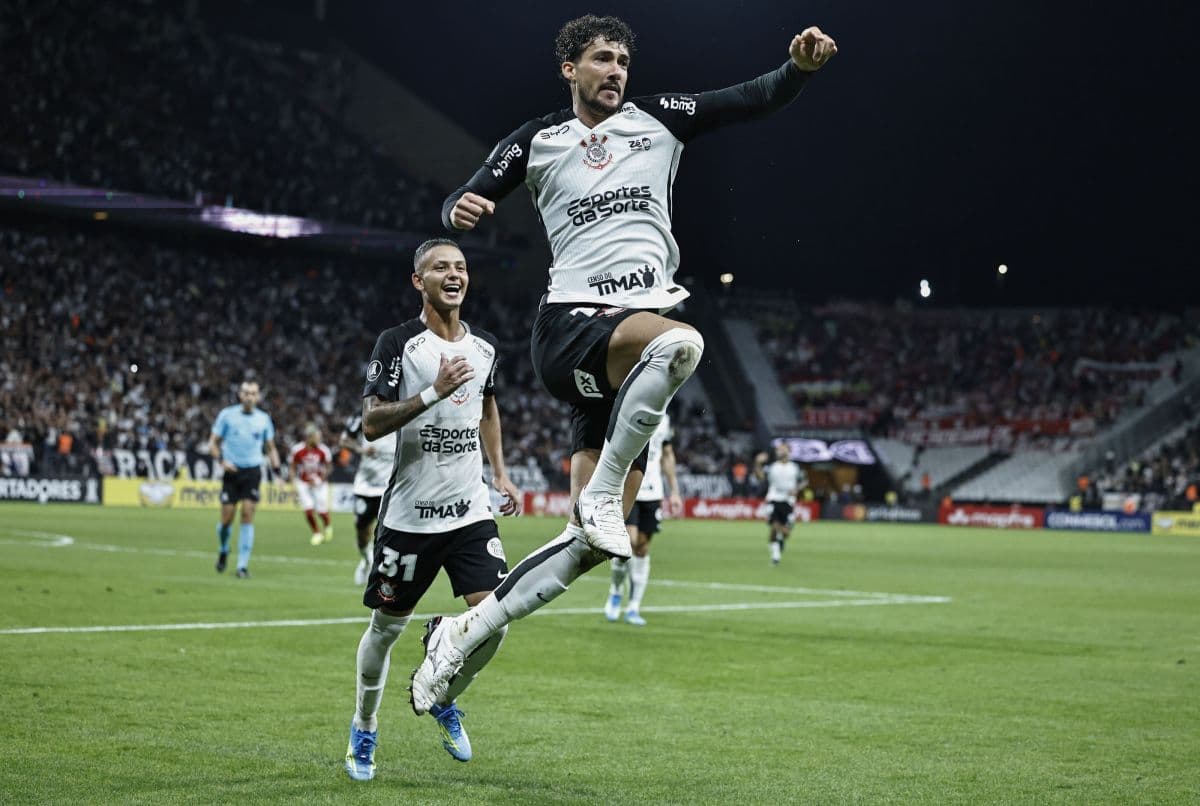 Corinthians vence Independiente Santa Fe e lidera Libertadores