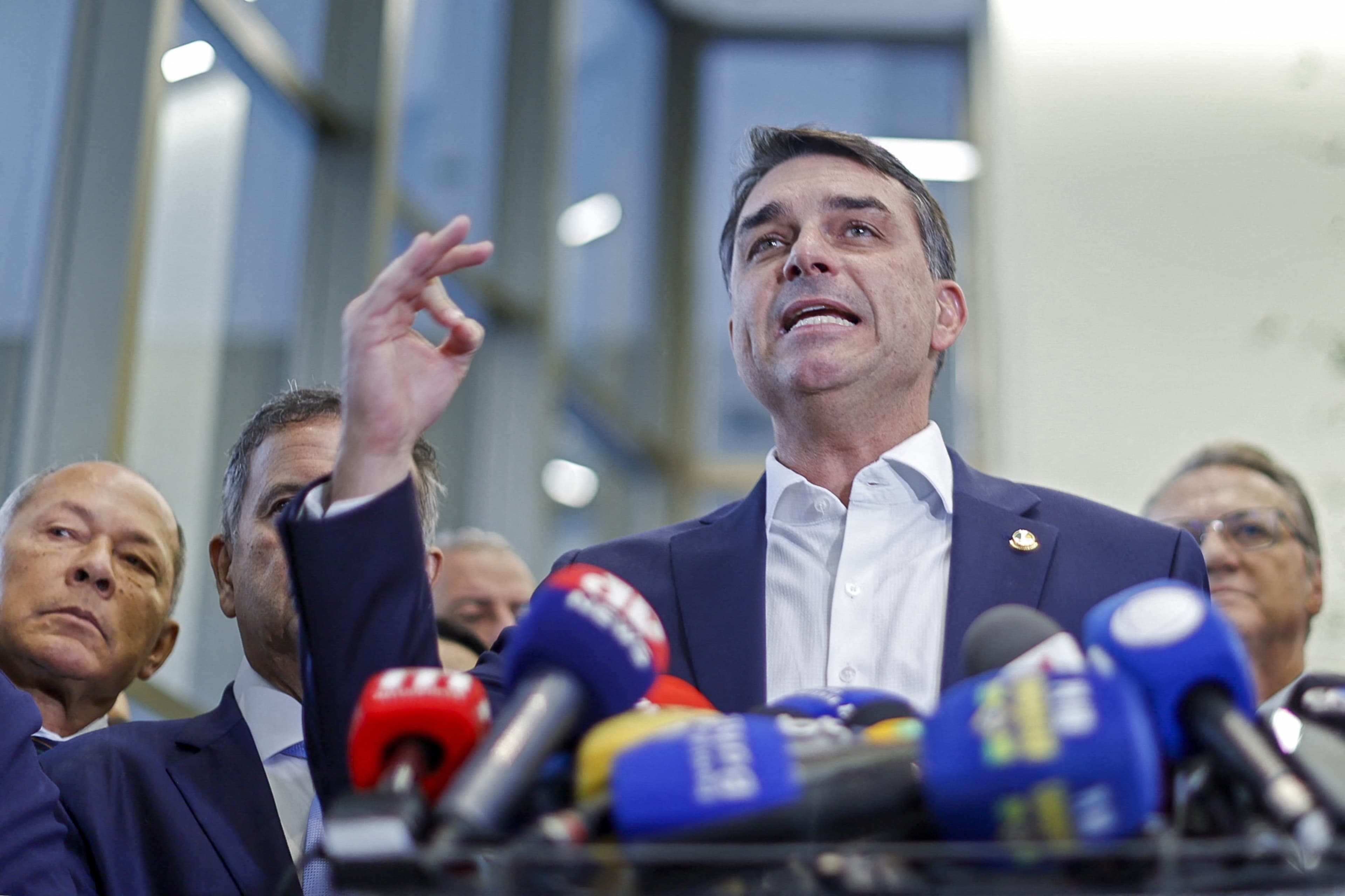 Valdemar Costa Neto nega pressões sobre candidatura de Flávio Bolsonaro