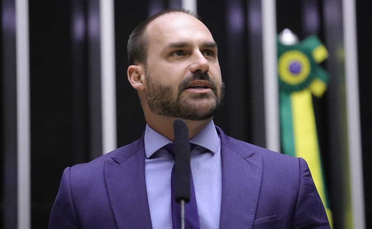 Eduardo Bolsonaro questiona integridade das urnas eletrônicas e sugere fuga de Flávio