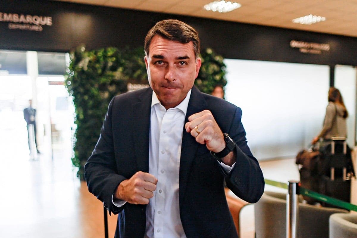 Tarso Genro alerta sobre riscos de vitória de Flávio Bolsonaro