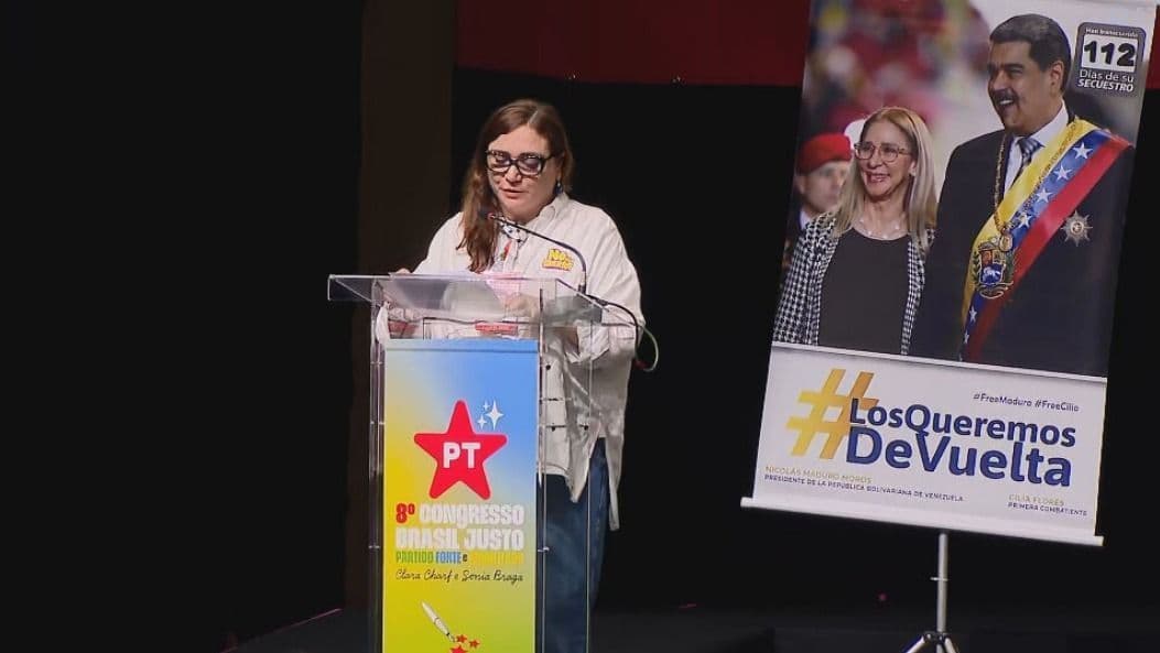 PT exibe banner pedindo retorno de Maduro e Cilia ao Congresso