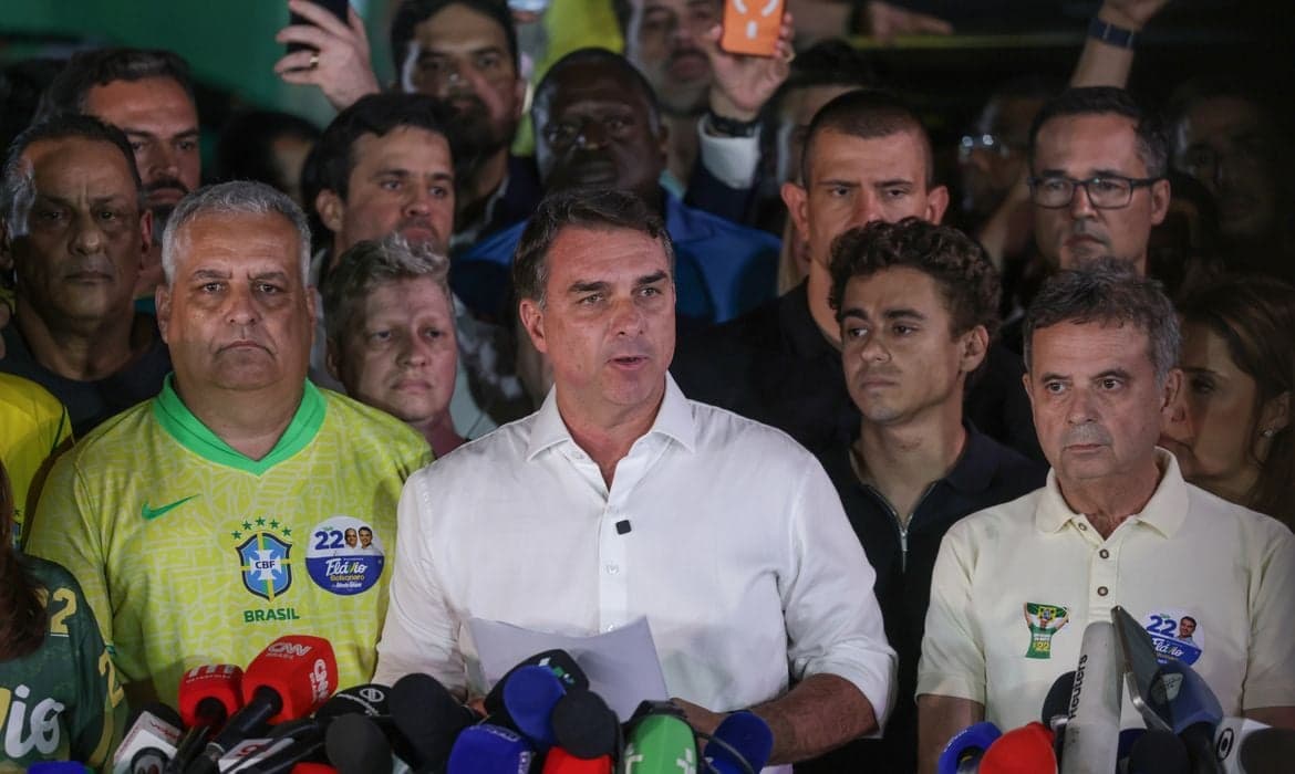 Flávio Bolsonaro busca asilo político nos Estados Unidos