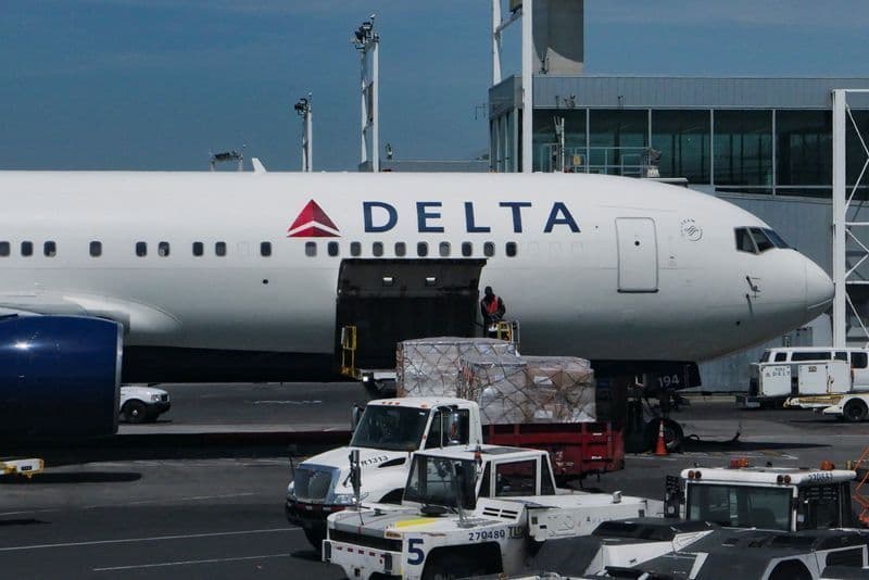 Piloto da Delta relata impacto de fogos de artifício em voo em Chicago