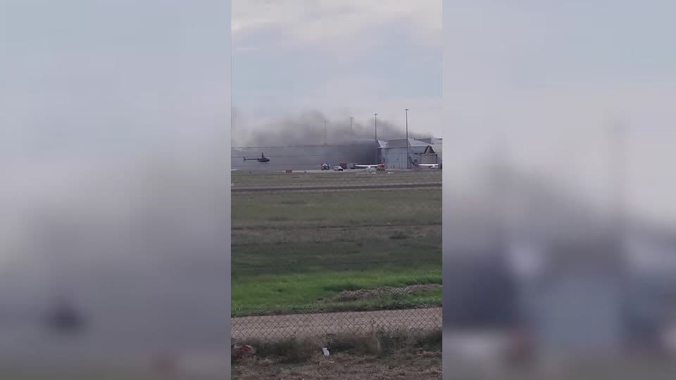 Avião cai em hangar na Austrália, deixando mortos e feridos