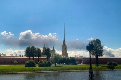 Drones ucranianos atacam São Petersburgo antes de fórum com Putin