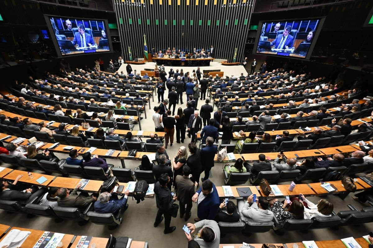 Câmara aprova parcelamento de multas e alivia punições para partidos