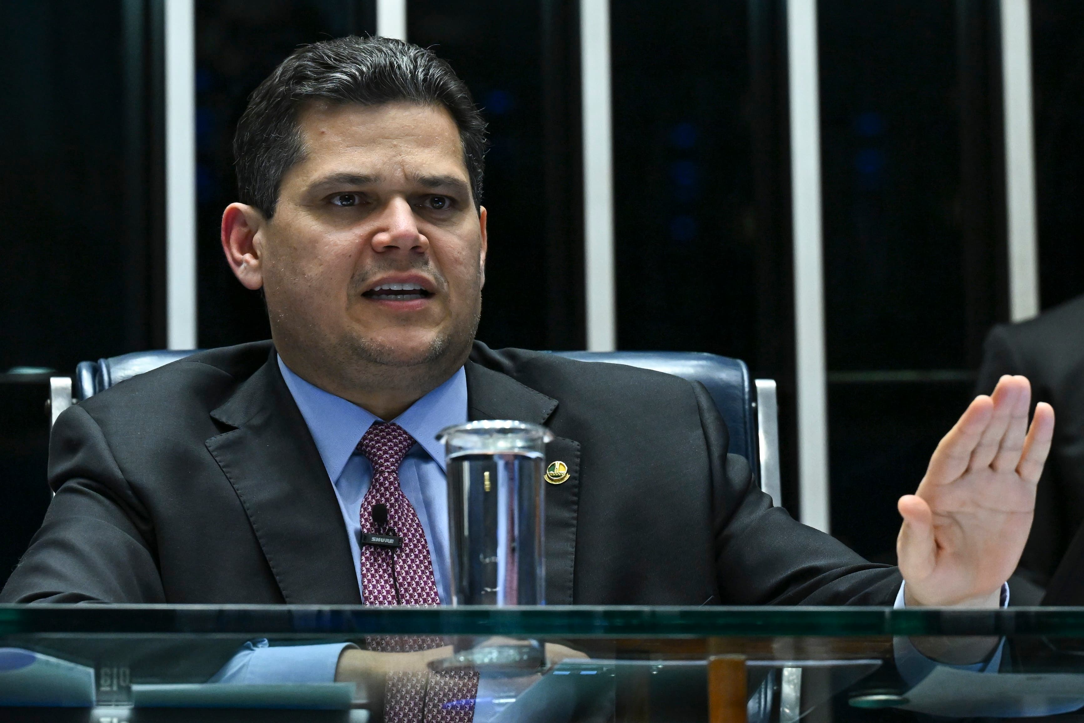 Alcolumbre defende Moraes e levanta questão sobre financiamento de filme