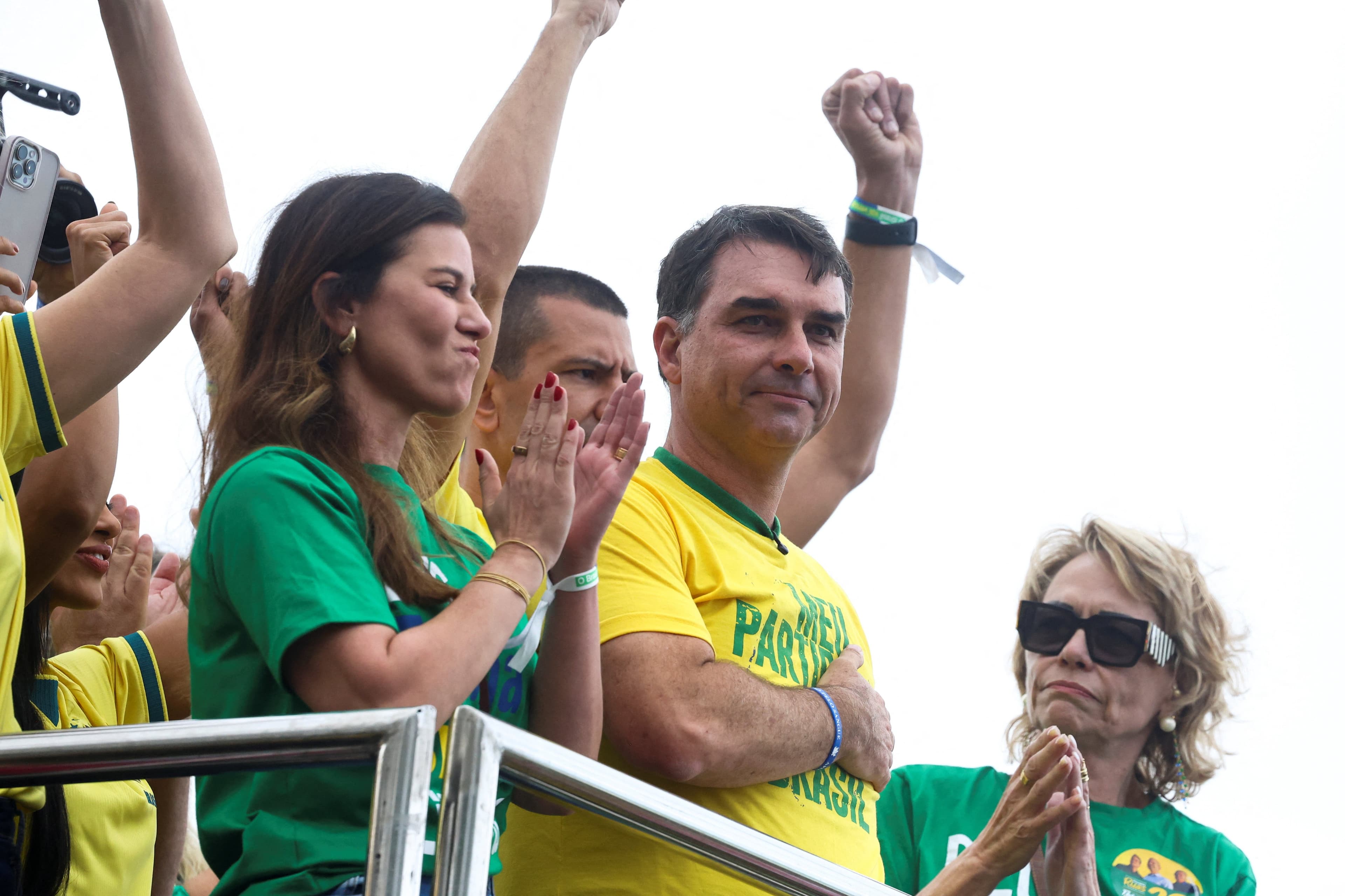 Flávio Bolsonaro faz discurso crítico a Lula em Copacabana