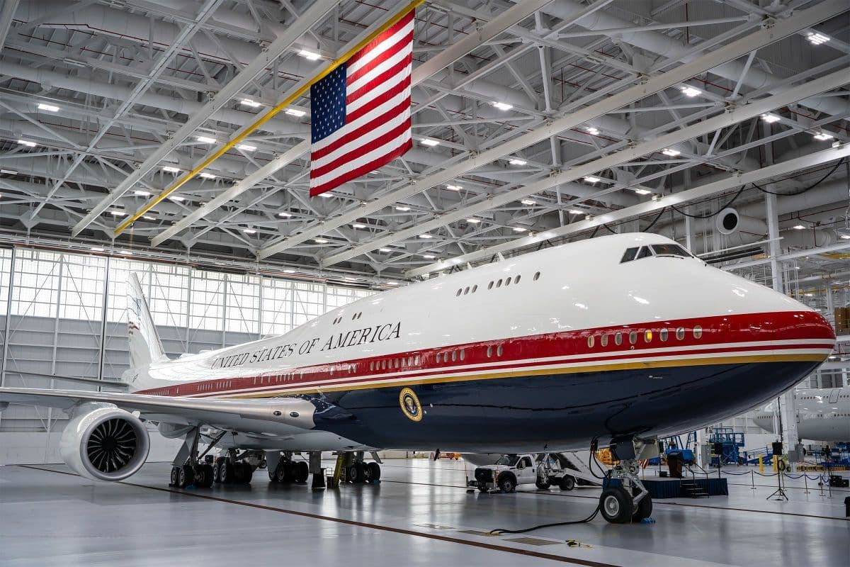 Trump apresenta novo Air Force One reformado em evento marcante