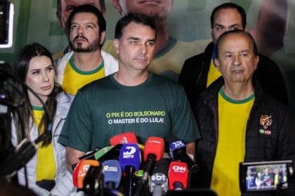 Flávio Bolsonaro tem sua pré-campanha abalada por laços com banqueiro