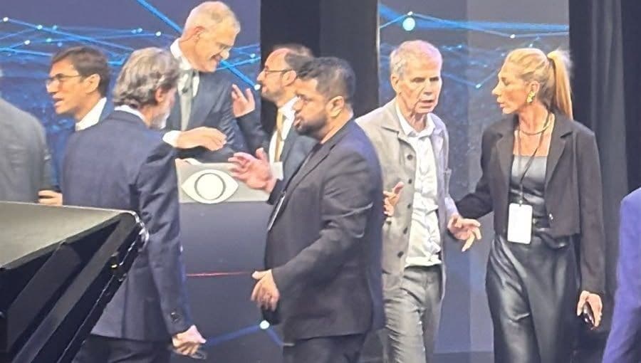 Reclamação de marqueteiro marca debate entre candidatos à presidência