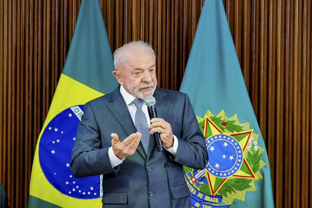 Pesquisa revela que 56% dos brasileiros desaprovam Lula