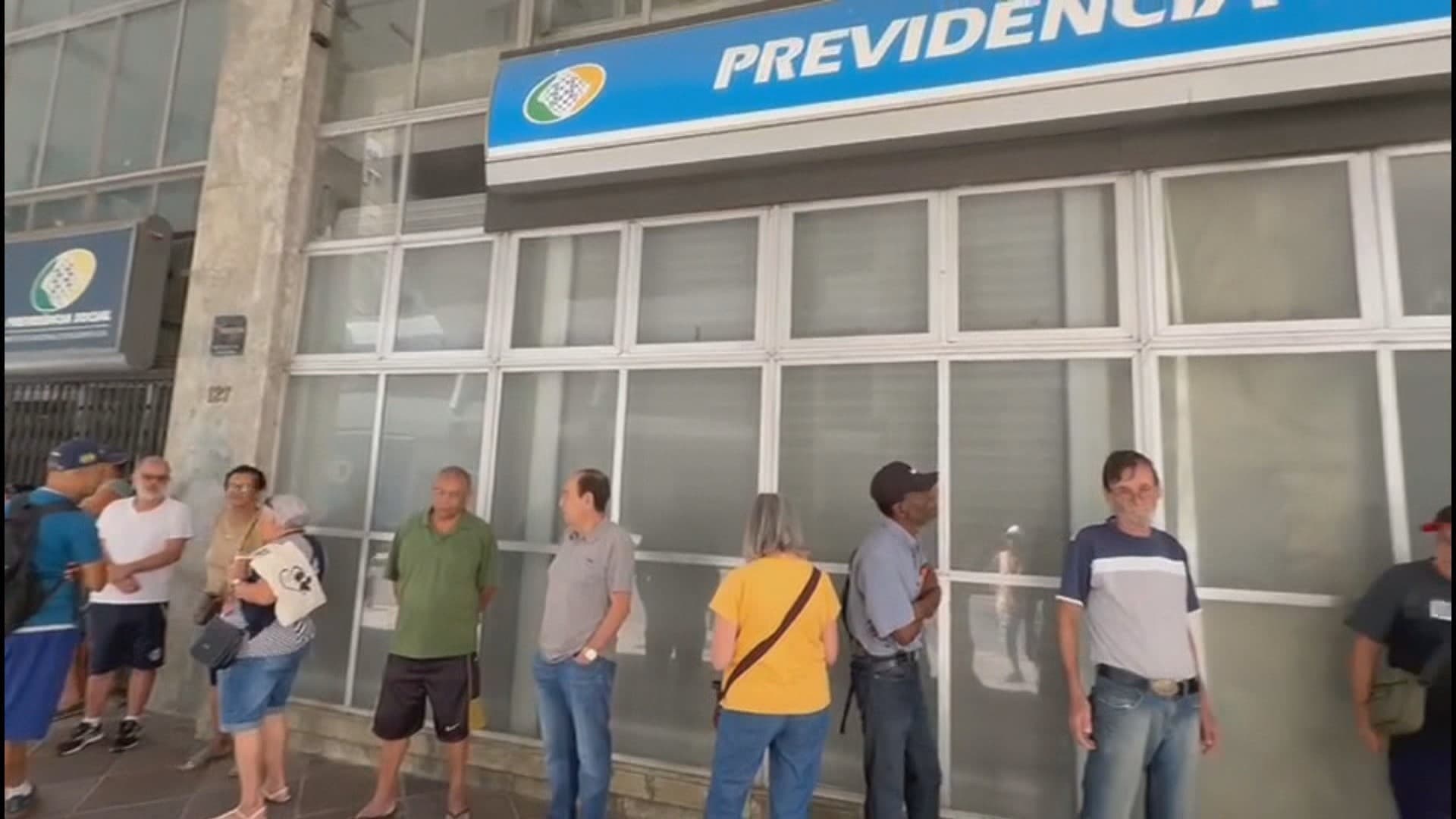 Fila do INSS recua, mas desafios persistem com novos pedidos