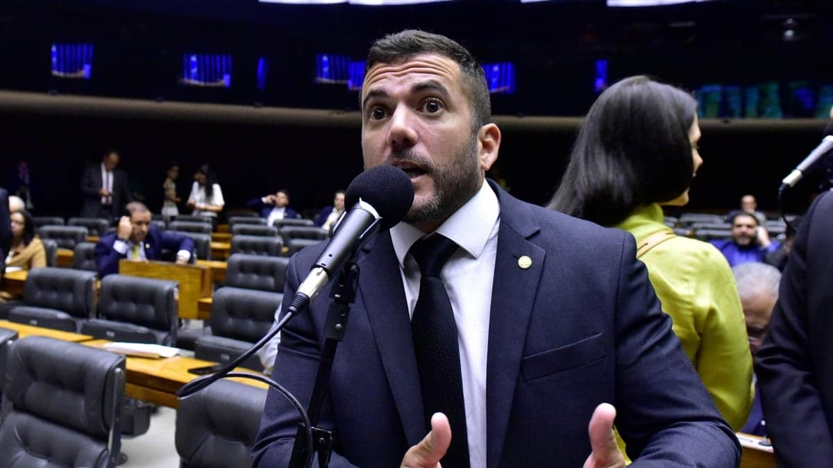 Carlos Jordy lidera disputa por cadeiras do Senado no Rio de Janeiro