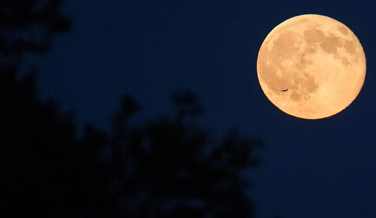 Lua hoje domingo (25/10): fase e iluminação
