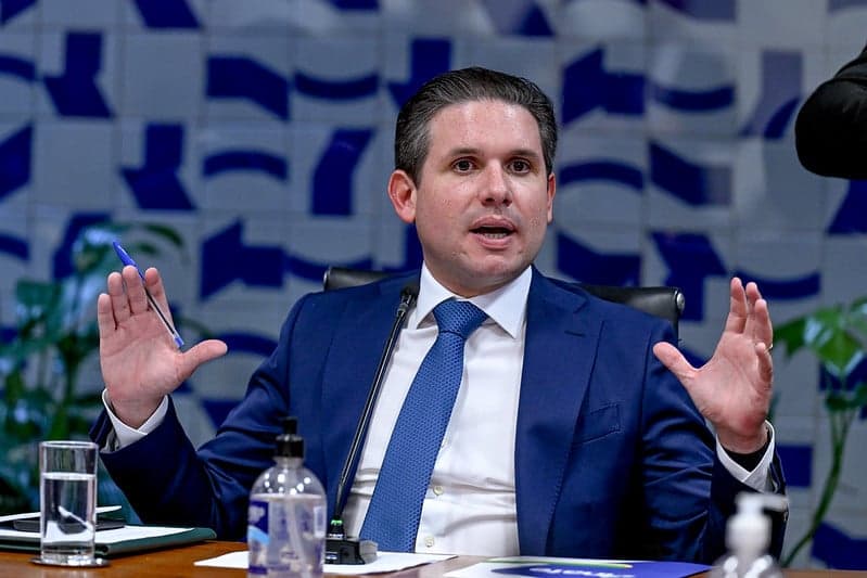 Hugo Motta critica nova tarifa de Trump em produtos brasileiros