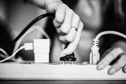 Desligar eletrônicos da tomada: entenda a importância e segurança