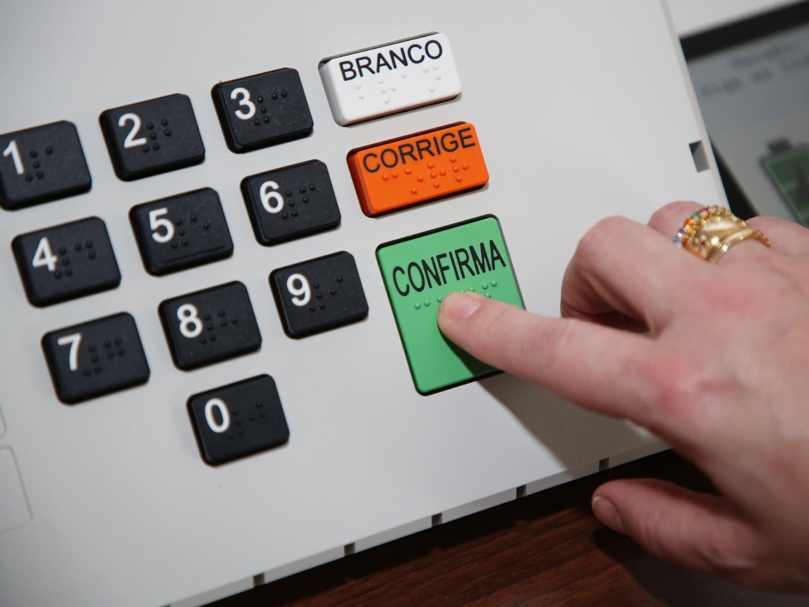 Homens apostam secretamente em plataformas de apostas no Brasil