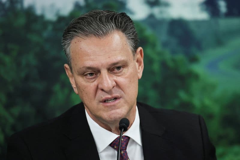 Ministro da Agricultura Adota Cautela Sobre Compras de Fertilizantes