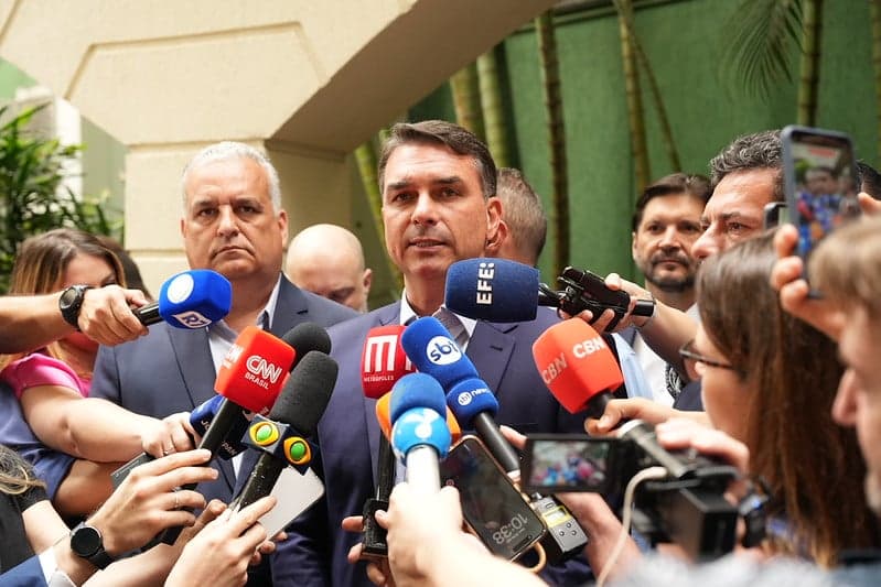 Flávio Bolsonaro critica Davi Alcolumbre em meio à crise no Senado