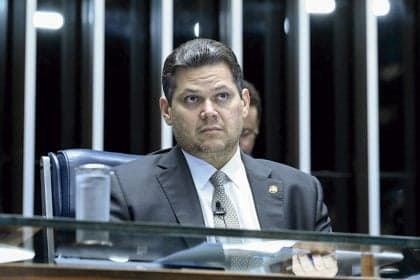Presidente do Senado, Davi Alcolumbre, discute PEC da jornada de trabalho
