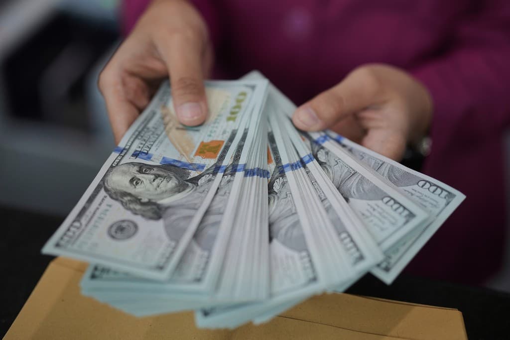 Dólar e Ibovespa reagem a tensões internacionais e pesquisas eleitorais