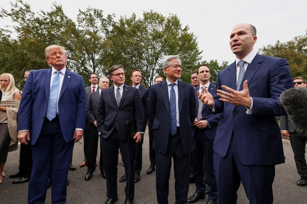 Trump e CEOs de tecnologia assinam compromisso para melhorar autorregulação da IA