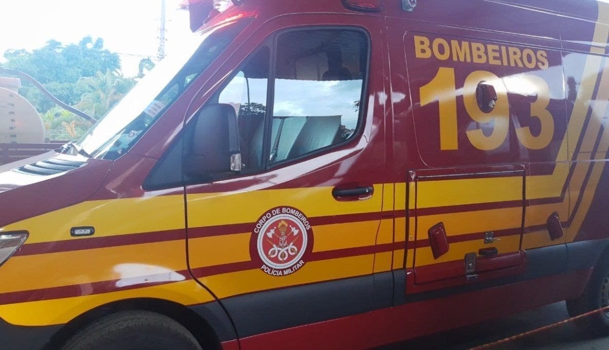 Bombeiros e helicóptero buscam avião que caiu em Embu das Artes