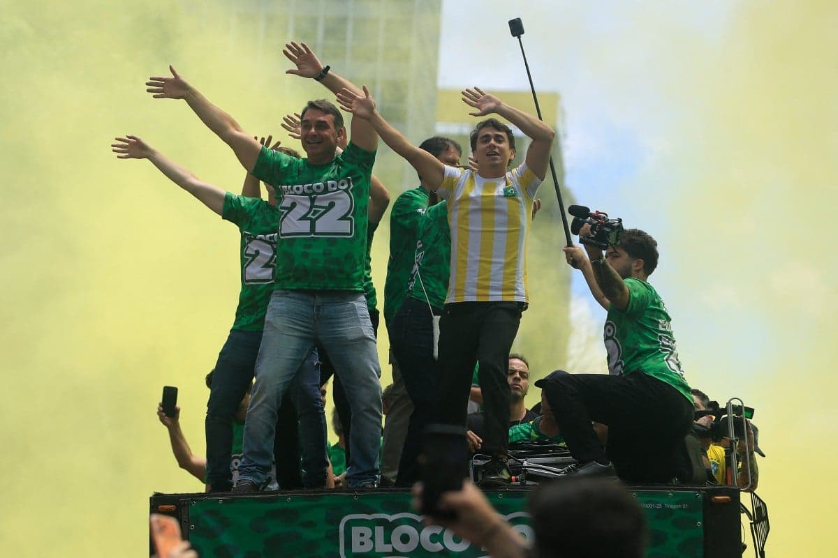 Flávio Bolsonaro afirma que Jair Bolsonaro participará de posse presidencial