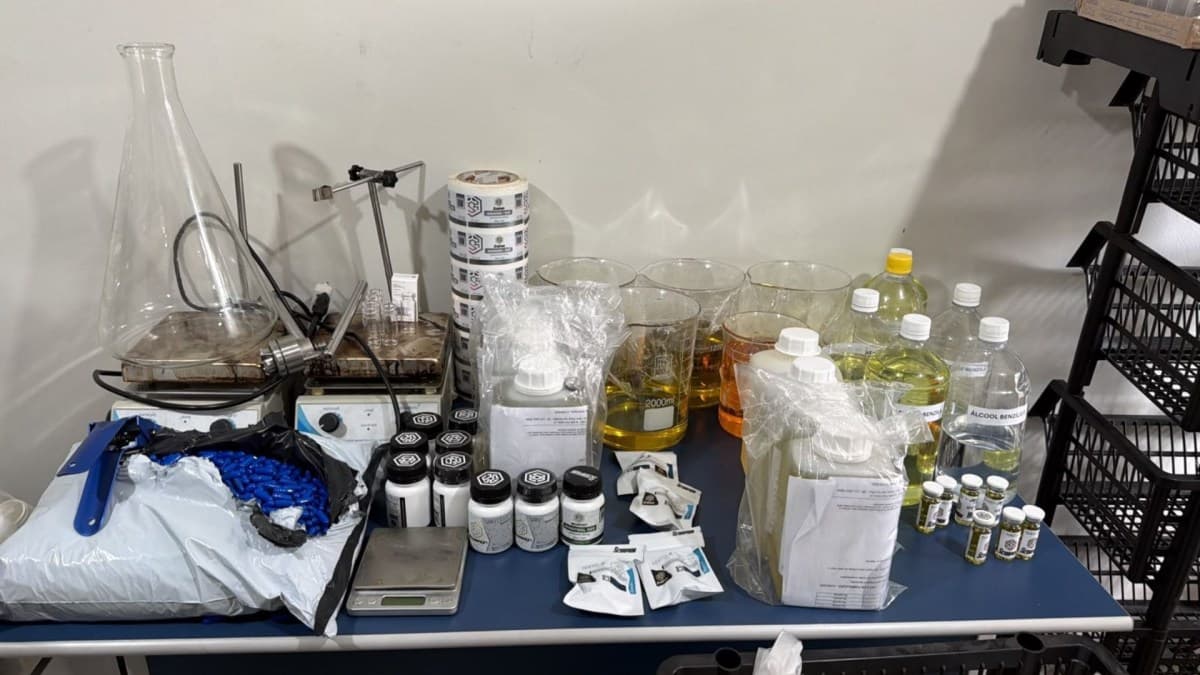 Polícia Civil do RJ fecha fábrica clandestina de anabolizantes em São Gonçalo