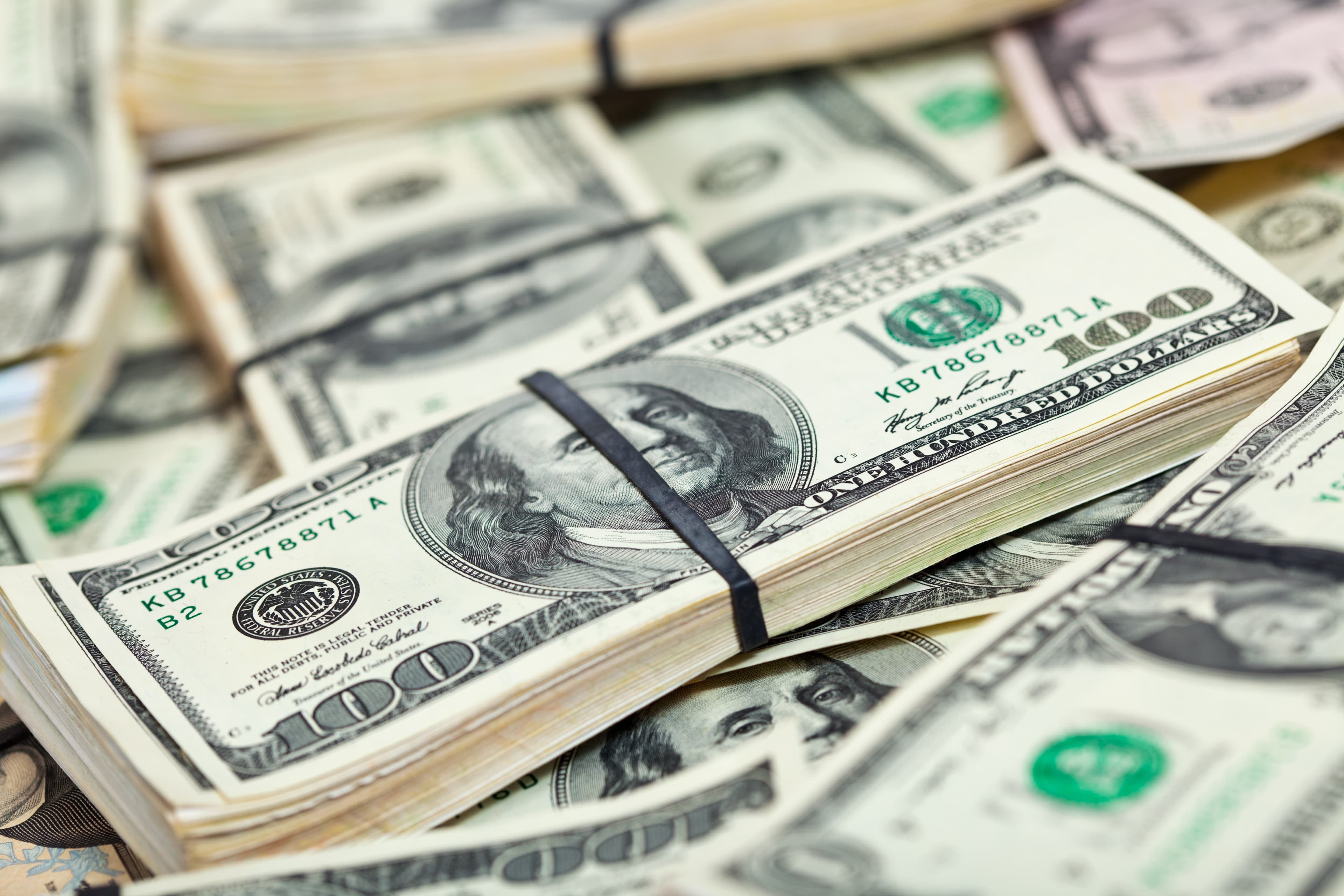Dólar em alta e Ibovespa se prepara para jornada de indicadores
