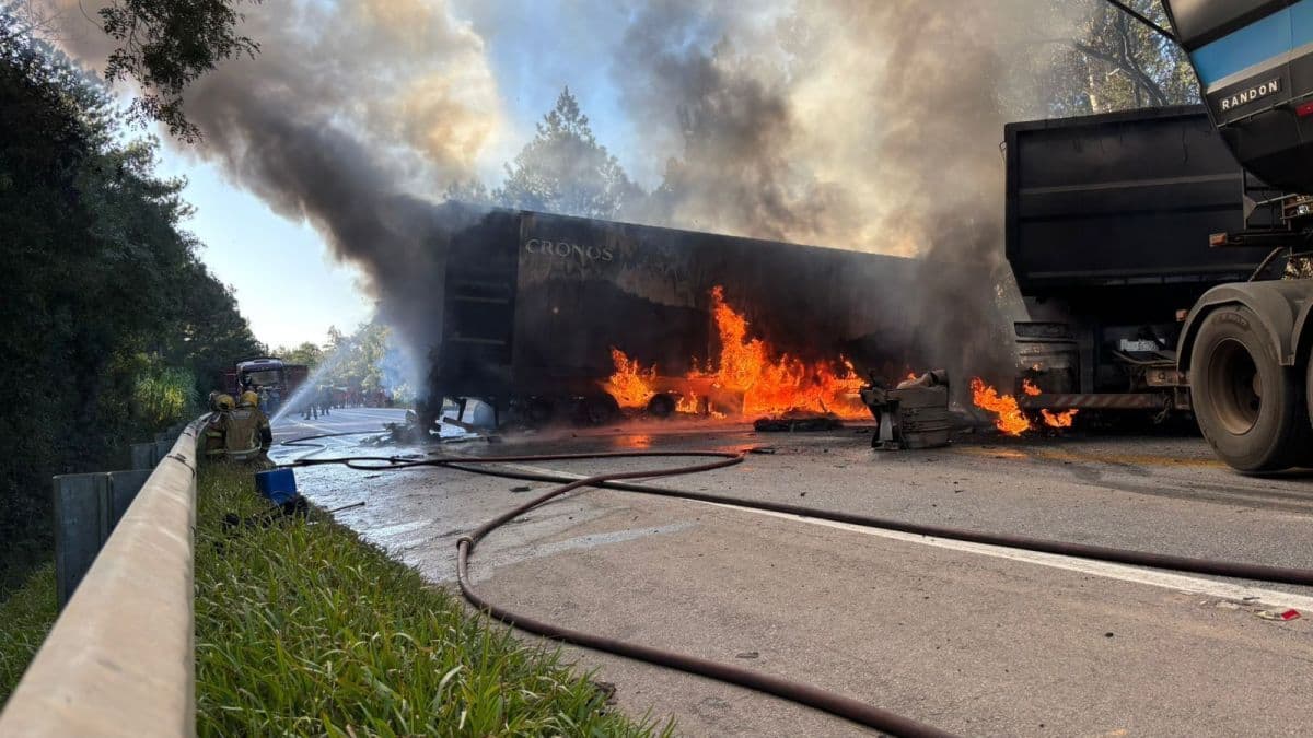 Colisão entre caminhões causa morte e bloqueio na BR-392