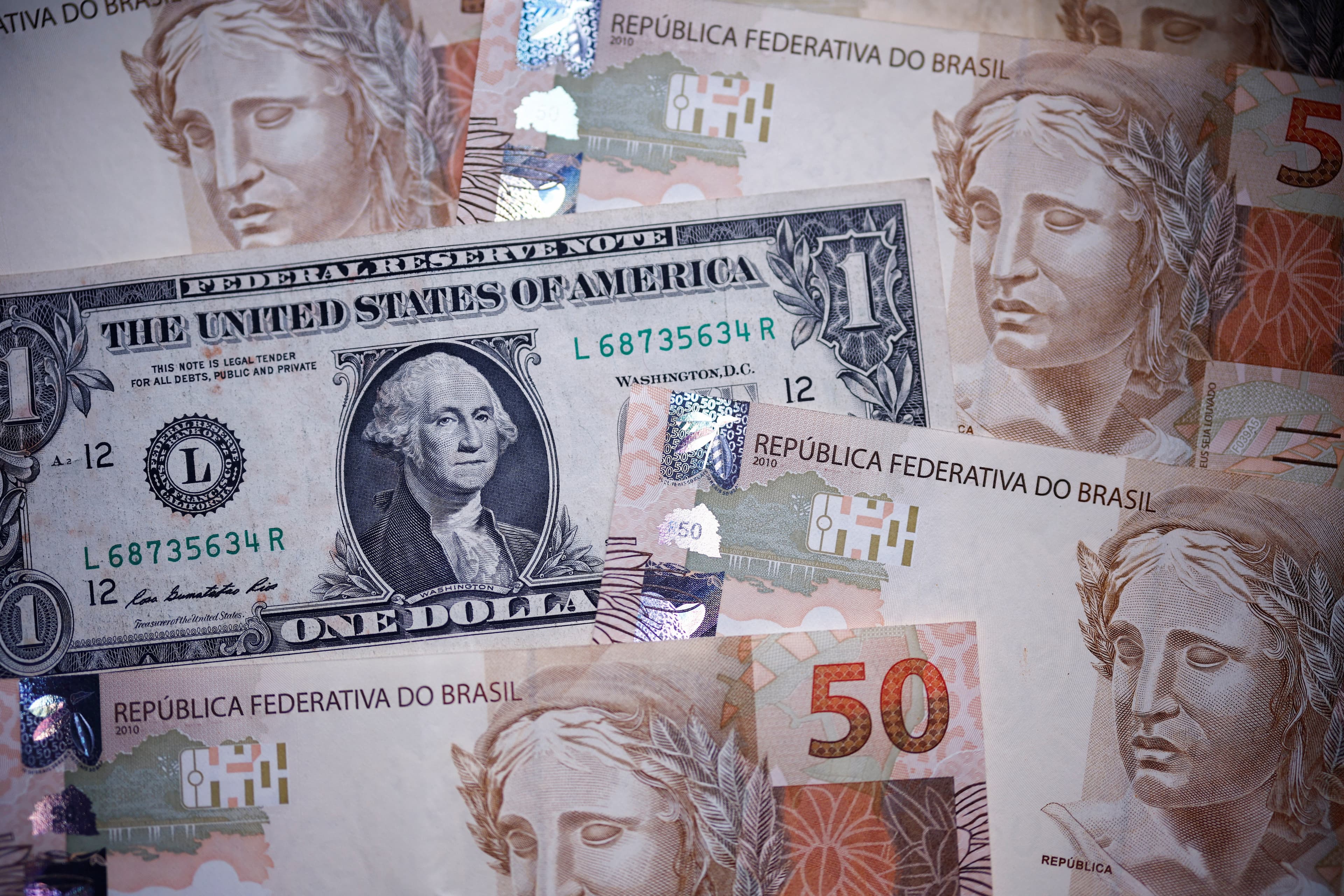 Dólar cai após apreensões no Oriente Médio e tensão continua