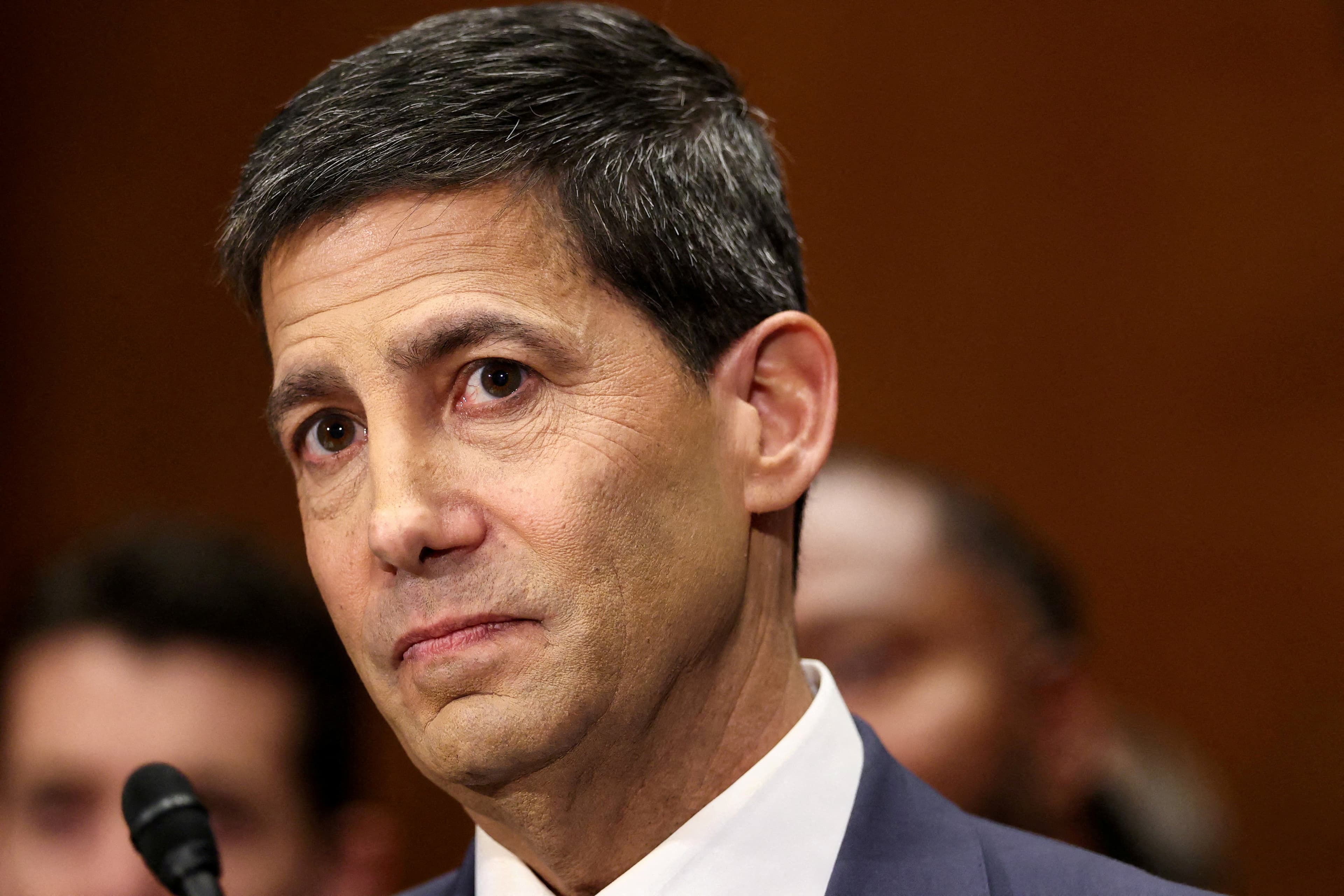 Kevin Warsh assume Federal Reserve em meio a pressões inflacionárias