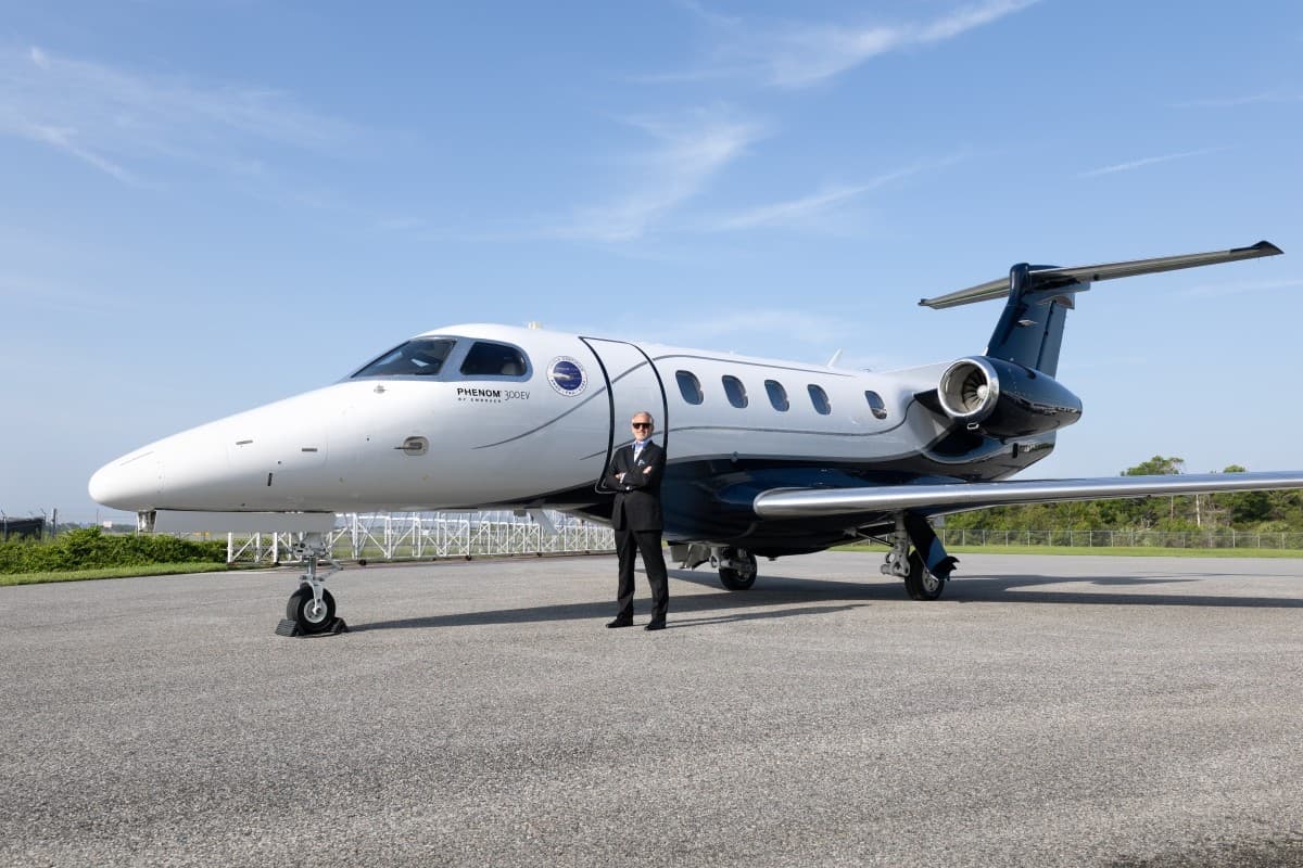 Phenom 300EV da Embraer ganha certificação tripla com tecnologia autoland