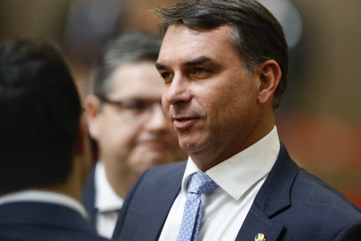 Deputado Lindbergh Farias pede investigação sobre Flávio Bolsonaro